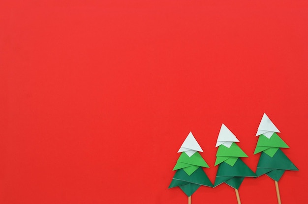 赤い紙に手作りの折り紙ペーパー クラフト クリスマス ツリー