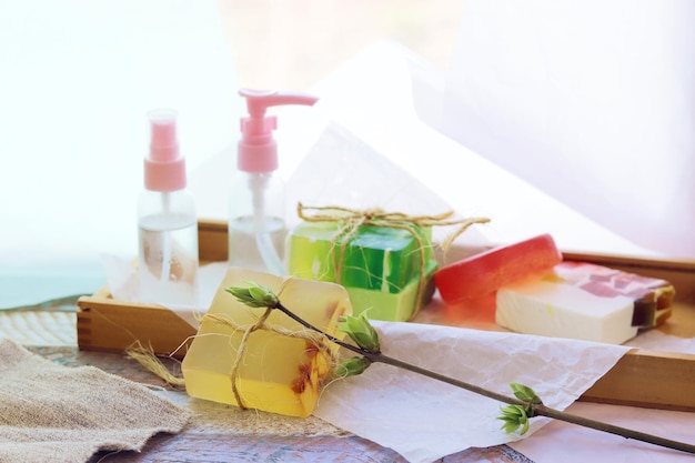 手作り石鹸スプレーアロマオイルと健康的なチンキ剤は、清潔衛生の概念です