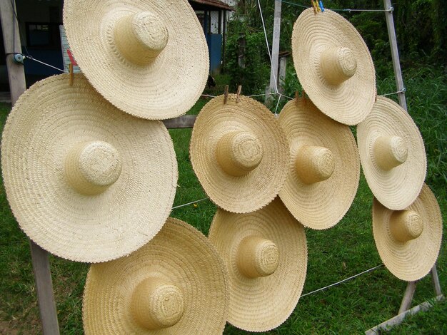 Foto sombrero fatti a mano in vendita sul lato della strada che scende verso la costa