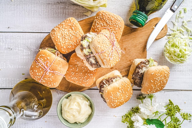 Mini hamburger gustoso fatto a mano con ingredienti sulla vista dal piano d'appoggio