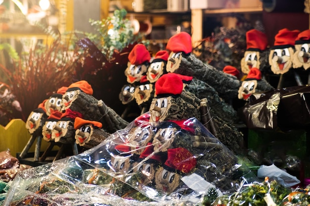크리스마스 시장에서 판매 중인 카탈로니아의 수제 티오 데 나달 전형적인 크리스마스 캐릭터