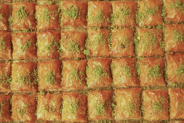 Foto baklava, dessert turco fatto a mano su tavola