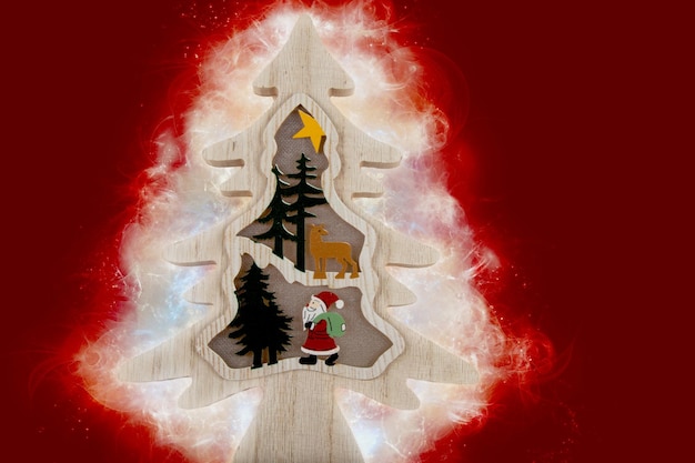 Albero di natale in legno fatto a mano decorazione natalizia sfondo rosso con effetti di luce