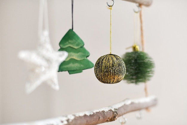 Photo handmade wooden christmas tree hanging on the wall