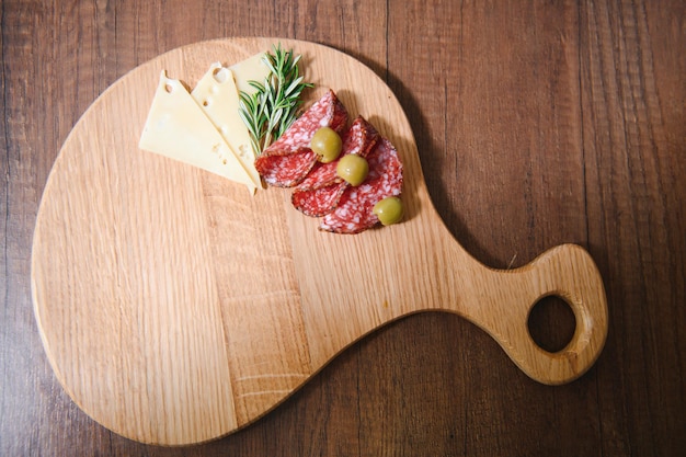 Photo handmade wooden cutting board in the kitchen