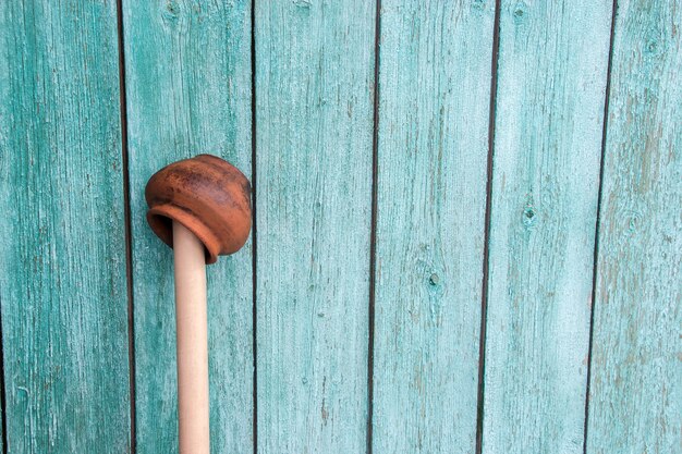 handmaded aarden pot op een houten stok