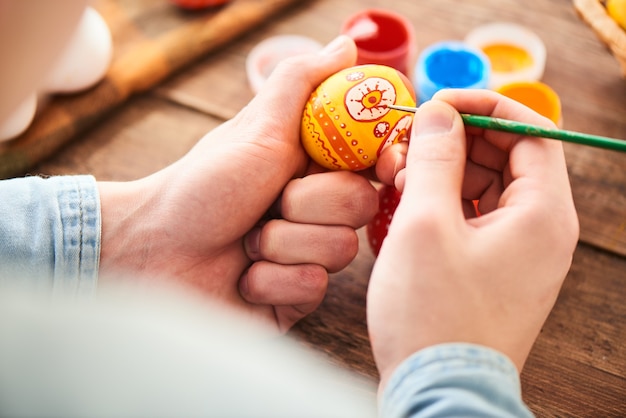 Handmatig paaseieren kleuren