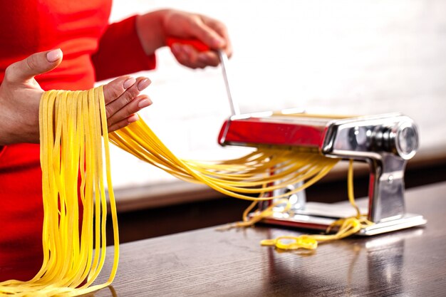 Handmatig proces om italiaanse fettuccine te maken.