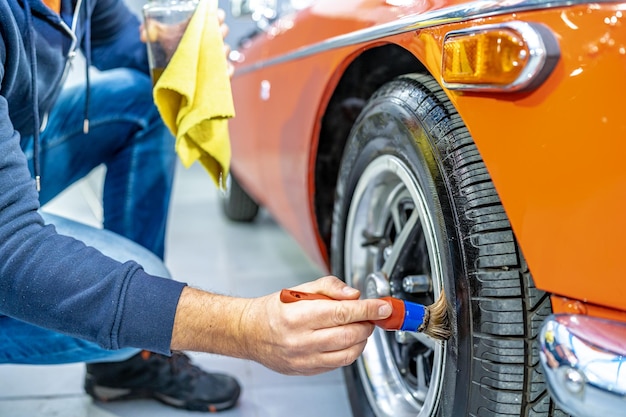 Handmatig reinigen van autobanden met een borstel