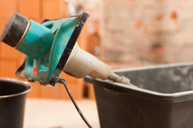 Handmixer voor het mengen van beton