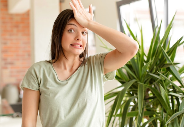 Handpalm naar voorhoofd heffen denkend oeps na het maken van een domme fout of herinneren zich dom voelen