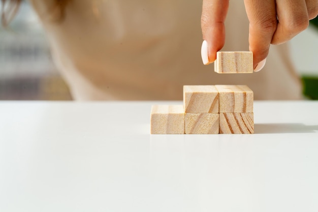 Handregelende houten kubus stapelen als traptredevorm