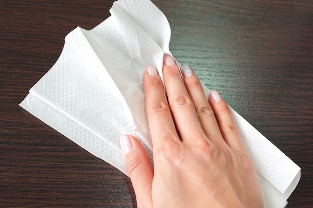 Handreiniging met papieren handdoek