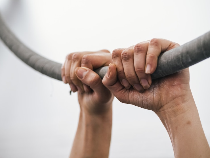 Photo hands on aerial hoop. circus closeup