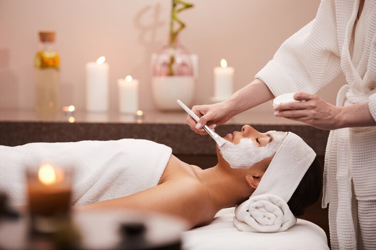 Photo hands applying mask on a woman