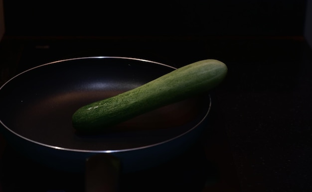 手は料理を作り、食べ物を保持している