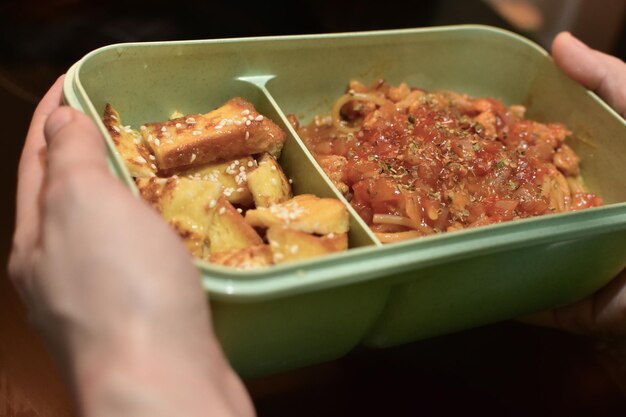 手は料理を作り、食べ物を保持している