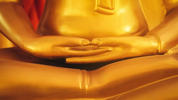 Foto le mani sono la meditazione della statua di buddha come una statua buddista
