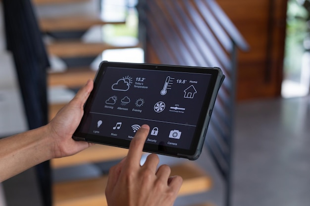 スマートホームインターフェースを画面に搭載したタブレットを使用して ⁇ コミュニケーション ⁇ テクノロジー ⁇ そして家庭生活のコンセプト ⁇ 