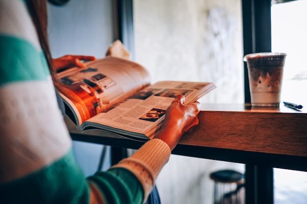 手と本自由な時間に本を読む。ニュースへ。あなたのスキルを高める