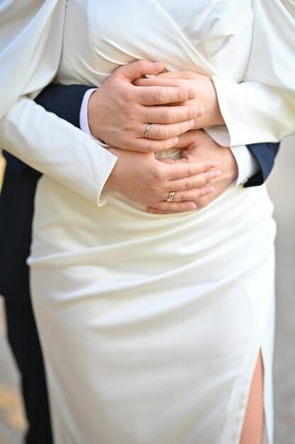 Photo hands of the bride and groom bride and groom holding hands at a wedding ceremony wedding rings on th