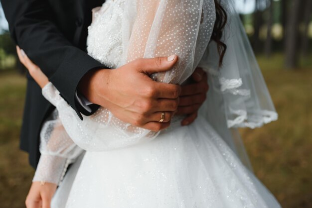 Руки жениха и невесты крупным планом