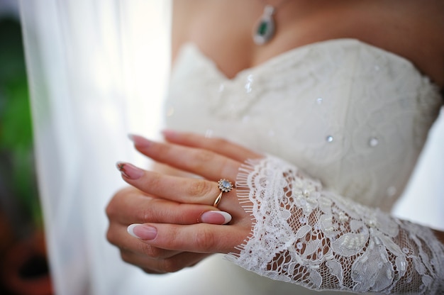 Mani della sposa con anello