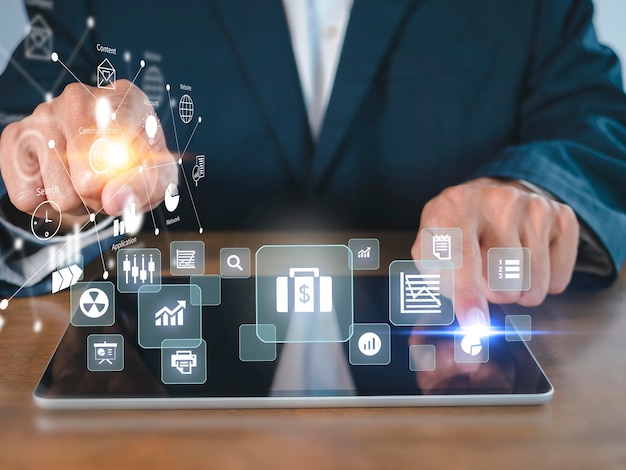 タブレットを使用するビジネスマンの手は、仮想画面上の仮想画面 e コマース技術アイコンを使用します ビジネス グローバル ソーシャル メディア マーケティング コンセプト