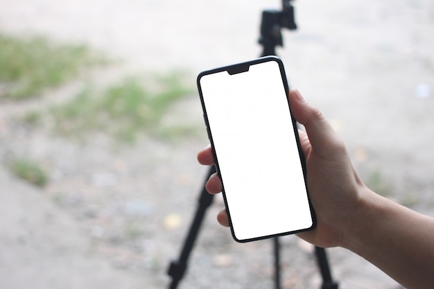 Foto le mani di un uomo d'affari che tiene uno smartphone in bianco e hanno lo spazio della copia.