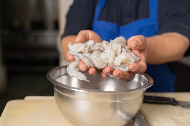 レストランでセビーチェを準備する魚介類の生の炊飯器の手