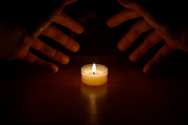 Photo hands covered a candle