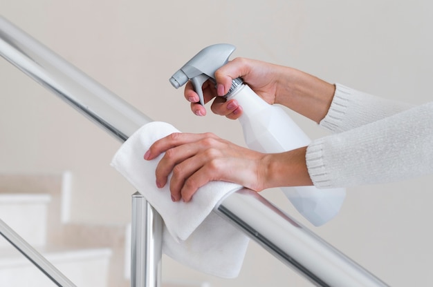 Photo hands disinfecting hand rail