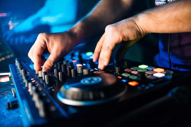 Hands DJ-muziekmixer beheert het volume