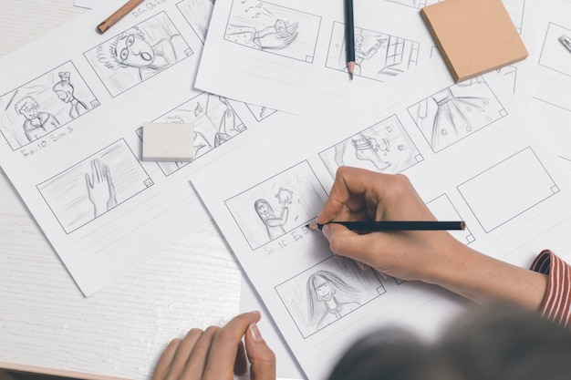 Le mani disegnano uno storyboard per il film.