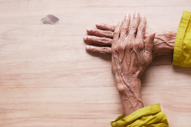 Photo hands of a elderly person on table