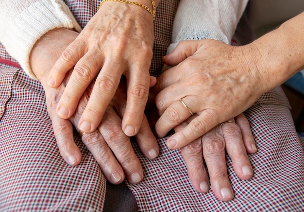 Photo hands of the elderly person with daughter