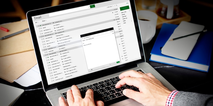 Photo hands of employee working on laptop 