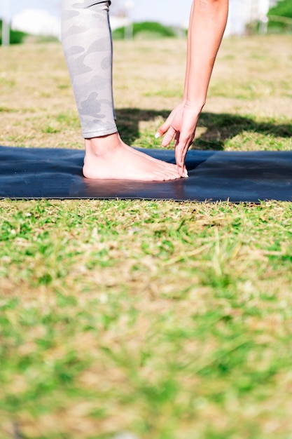 Photo hands and feet of a young woman doing stretches