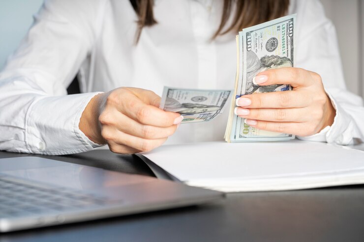 Photo 紙幣を数える白いシャツを着た金融労働者の手。お金のクローズアップの大きな束。