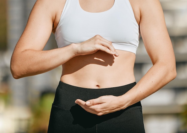 Foto le mani incorniciano il fitness e lo stomaco per la dieta benessere la salute del corpo o la crescita dei muscoli addominali durante l'allenamento o l'esercizio fisico perdita di peso sport e donna con liposuzione addominoplastica o digestione intestinale