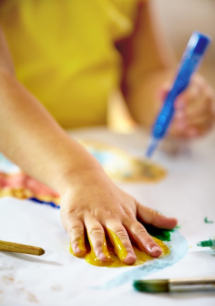 Mani sul divertimento scatto di un dipinto di un bambino