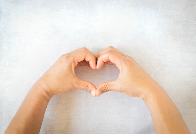 手ジェスチャーハート形。愛、助け、優しさ、寄付、寄付者、心臓の健康のための概念。