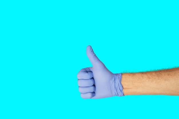 Foto mani gestuali mano umana in guanto di lattice che mostra il simbolo di ok isolato su blu con spazio di copia