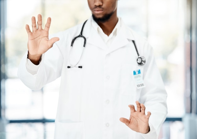 Hands gezondheidszorg en ons met een zwarte man arts die een touchscreen-interface in het ziekenhuis gebruikt voor diagnose Ai toekomst en medisch met een mannelijke medicijnprofessional die aan een kliniekdashboard werkt