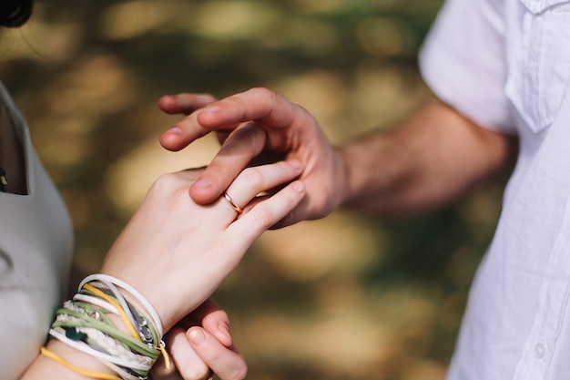 Foto mani dello sposo e della sposa con anelli