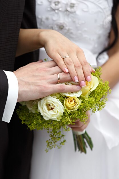 結婚指輪と新郎新婦の手