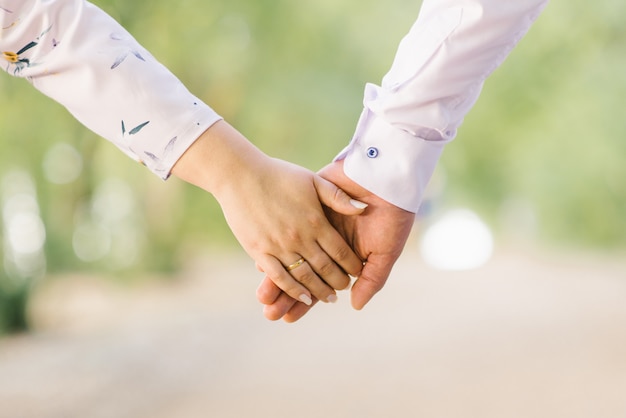 Mani ragazzo e ragazze, uomini e donne, sposa e sposo, si tengono l'un l'altro. coppia romantica. matrimonio e sostegno