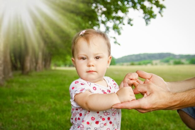 自然の中で幸せな親と子の手