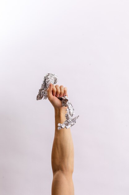 Photo hands hold trash on a light background