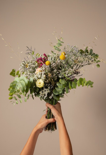 Photo hands holding boho floral bouquet